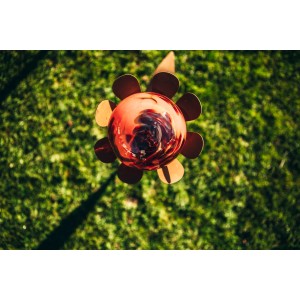 Ferrum Art Design Deko-Glasblume Nele, 97 cm, Edelrost-Optik mit farbiger Glaskugel als Gartendekoration.