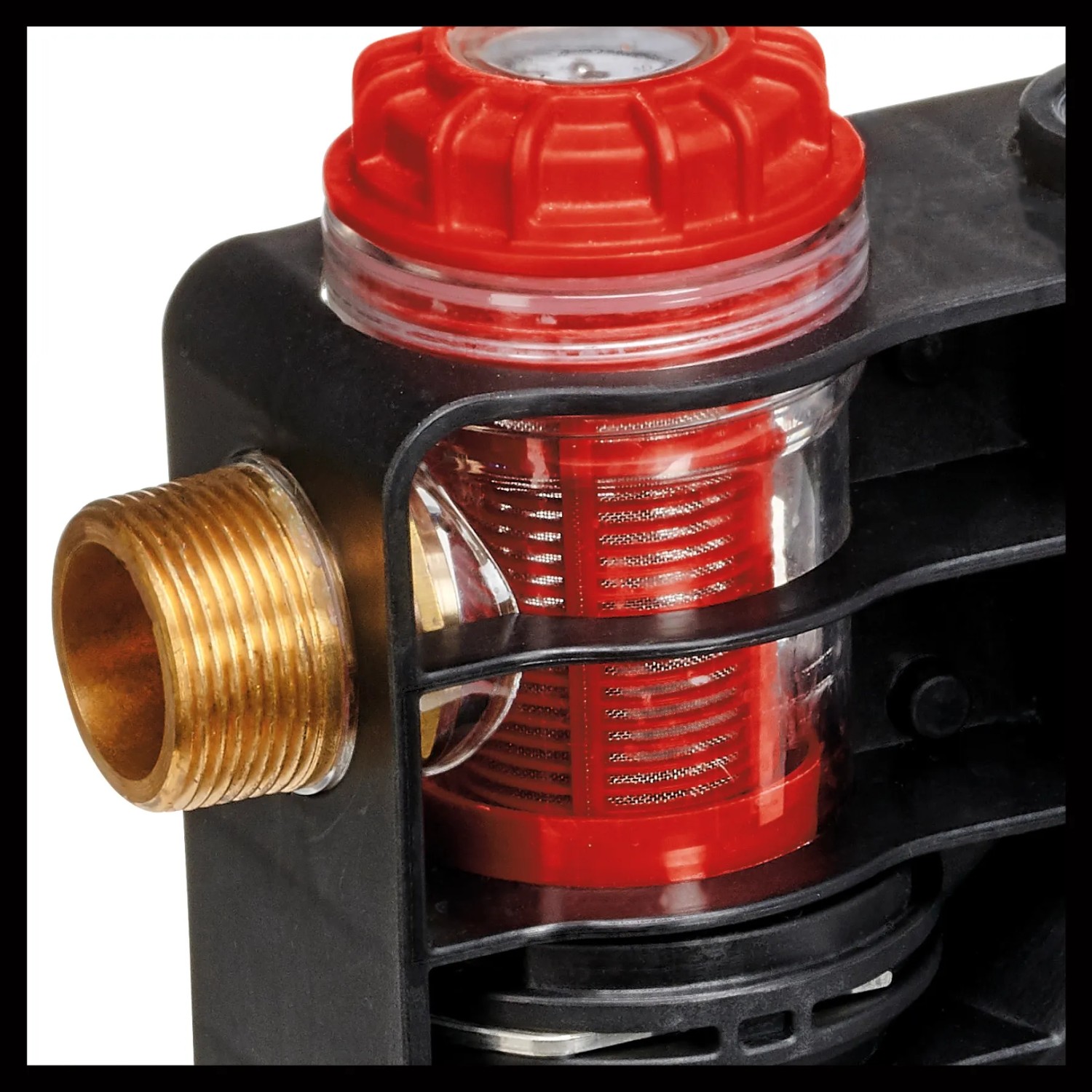 Detailaufnahme der Einhell GE-GP 1145 ECO Gartenpumpe mit Wasserfilter und Anschluss.