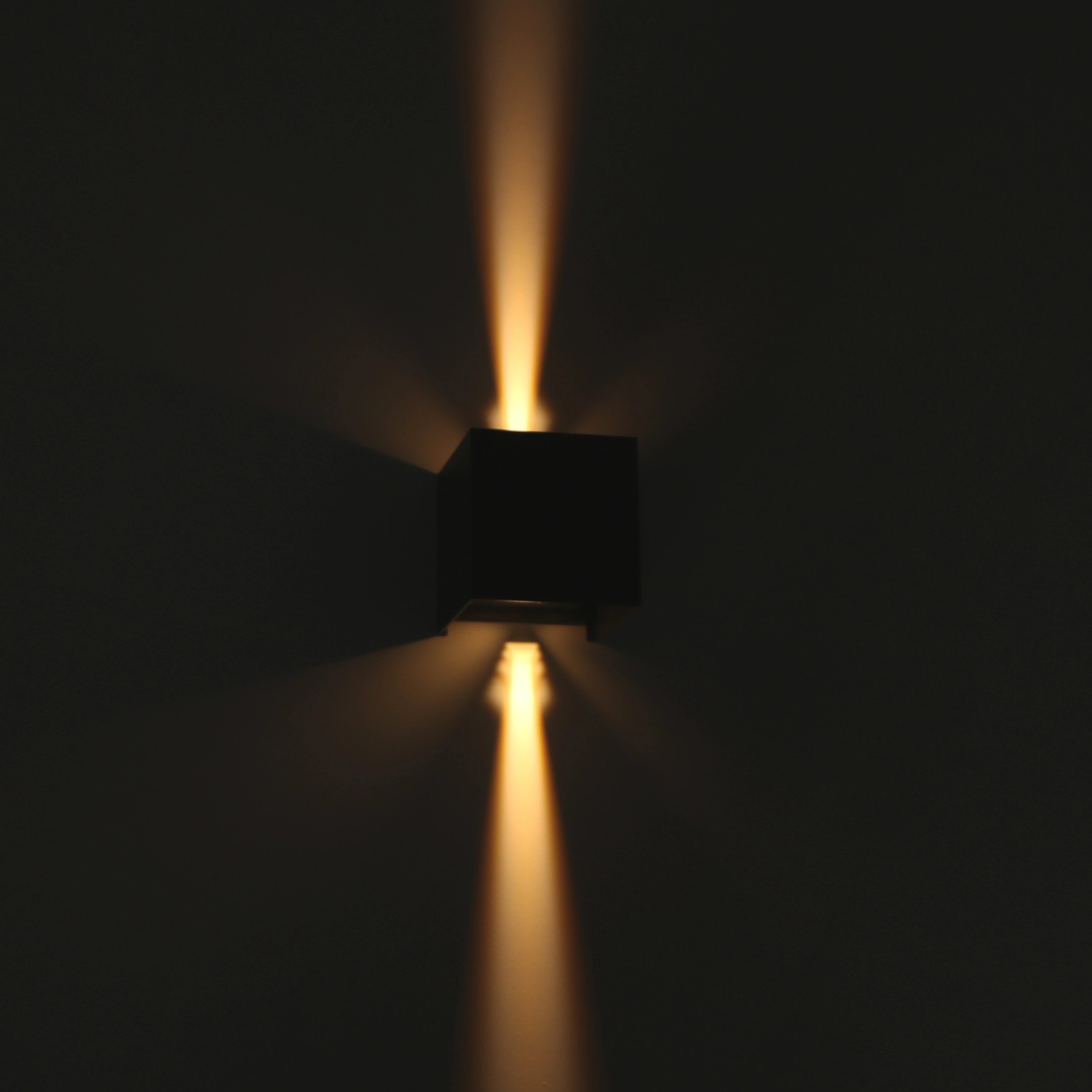 Anthrazitfarbene, eckige LED Außenwandleuchte mit warmweißem Lichtstrahl nach oben und unten.