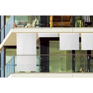 Cremeweiße Peddy Shield Sonnenrollos HDPE 100x240 cm auf einem Balkon.