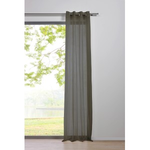 Grauer Mydeco Ösenschal Pure, halbtransparent, an Gardinenstange vor Fenster mit Gartenblick.
