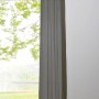 Grauer Mydeco Ösenschal Pure, halbtransparent, an Gardinenstange vor Fenster mit Gartenblick.