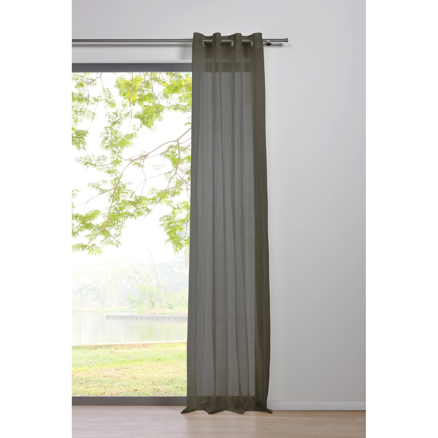 Grauer Mydeco Ösenschal Pure, halbtransparent, an Gardinenstange vor Fenster mit Gartenblick.