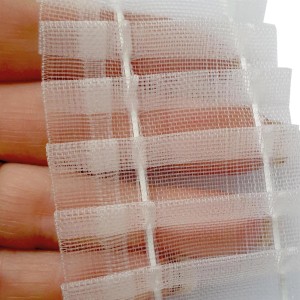 Detailaufnahme: Transparentes, weißes Gardinenband (Bleistiftband, 50mm) für Fenstervorhänge.