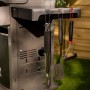 Weber Spirit E-220S Gasgrill mit Grillbesteck an Haken. Grillwagen mit 2 Brennern und Sear Zone.