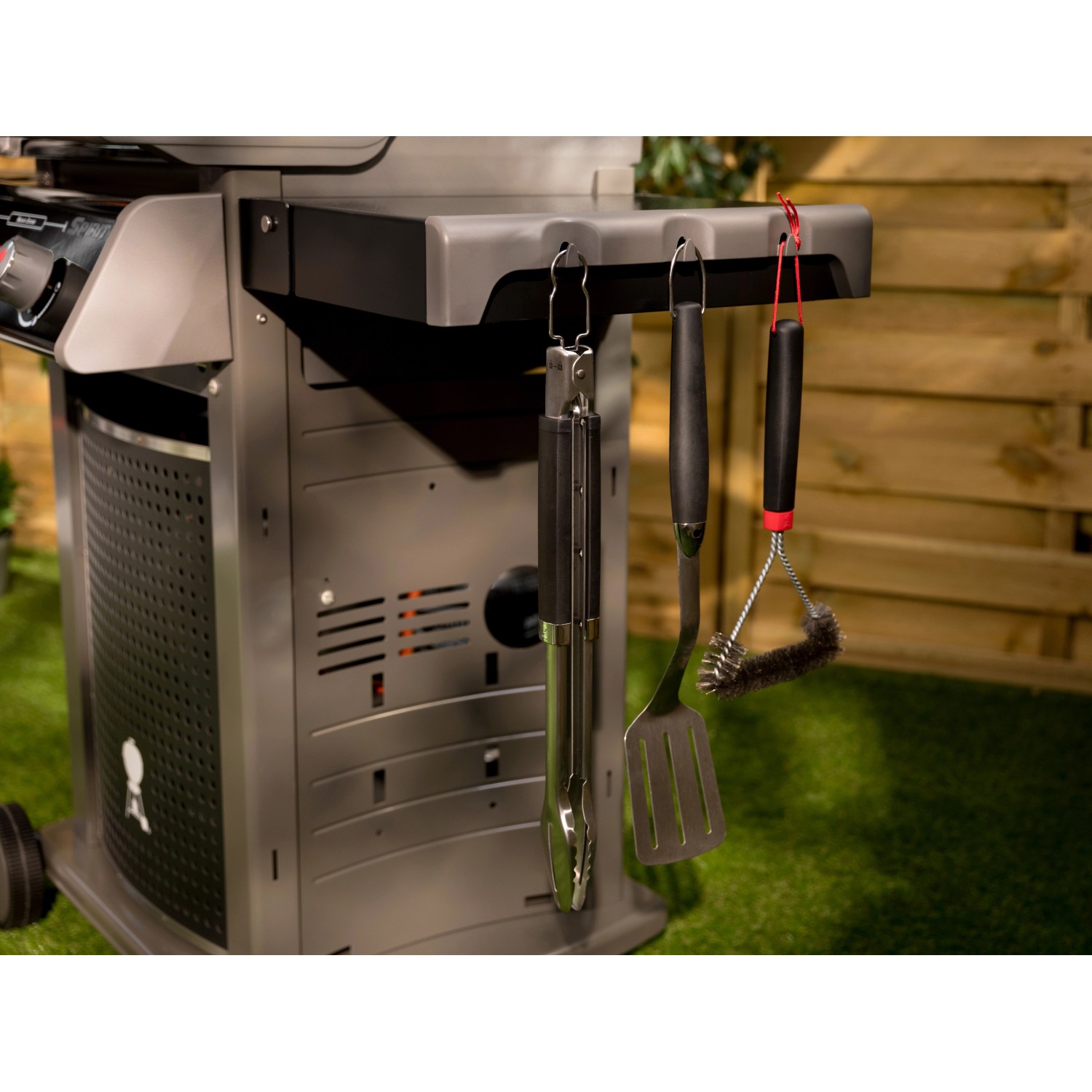 Weber Spirit E-220S Gasgrill mit Grillbesteck an Haken. Grillwagen mit 2 Brennern und Sear Zone.