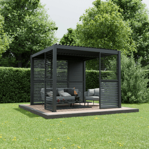 Dunkelgraue Ximax Aluminium Pergola mit Lamellenwand (90 cm) im Garten.
