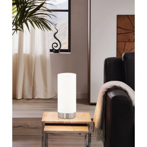 Moderne, weiße Eglo Tischleuchte Pasteri mit Touch-Funktion und E27-Fassung auf einem Holztisch.