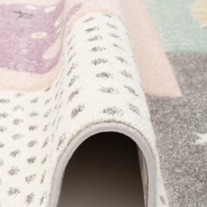 Detailaufnahme des Pergamon Kinderteppichs Maui Kids Unterwasserwelt, der die Kante und die Textur zeigt.