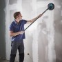 Mann schleift Trockenbauwand mit wolfcraft Rundschleifer Ø 225 mm und Teleskopstiel. Effizientes Werkzeug für Wände.