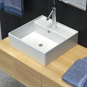 Weißes, rechteckiges Keramik-Waschbecken mit Überlauf und Hahnloch, auf hellem Holzwaschtisch im modernen Bad.