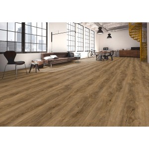 Verlegter Click-Vinylboden Eiche Chalet im Wohnraum mit Holzoptik und integrierter Trittschalldämmung.