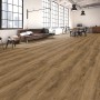 Verlegter Click-Vinylboden Eiche Chalet im Wohnraum mit Holzoptik und integrierter Trittschalldämmung.