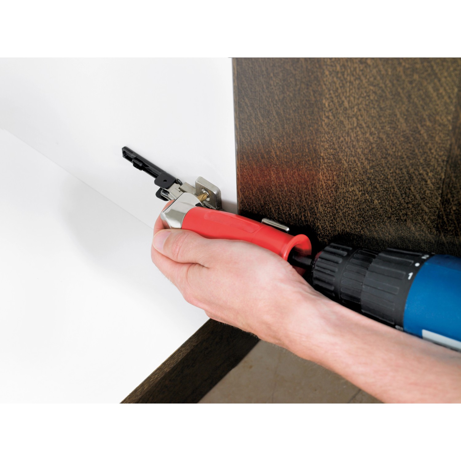 LUX Winkelschraubervorsatz im Einsatz an schwer zugänglicher Stelle.