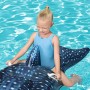 Kind auf Bestway Schwimmtier Walhai im Pool. Aufblasbarer Wal mit Haltegriffen für Wasserspaß.