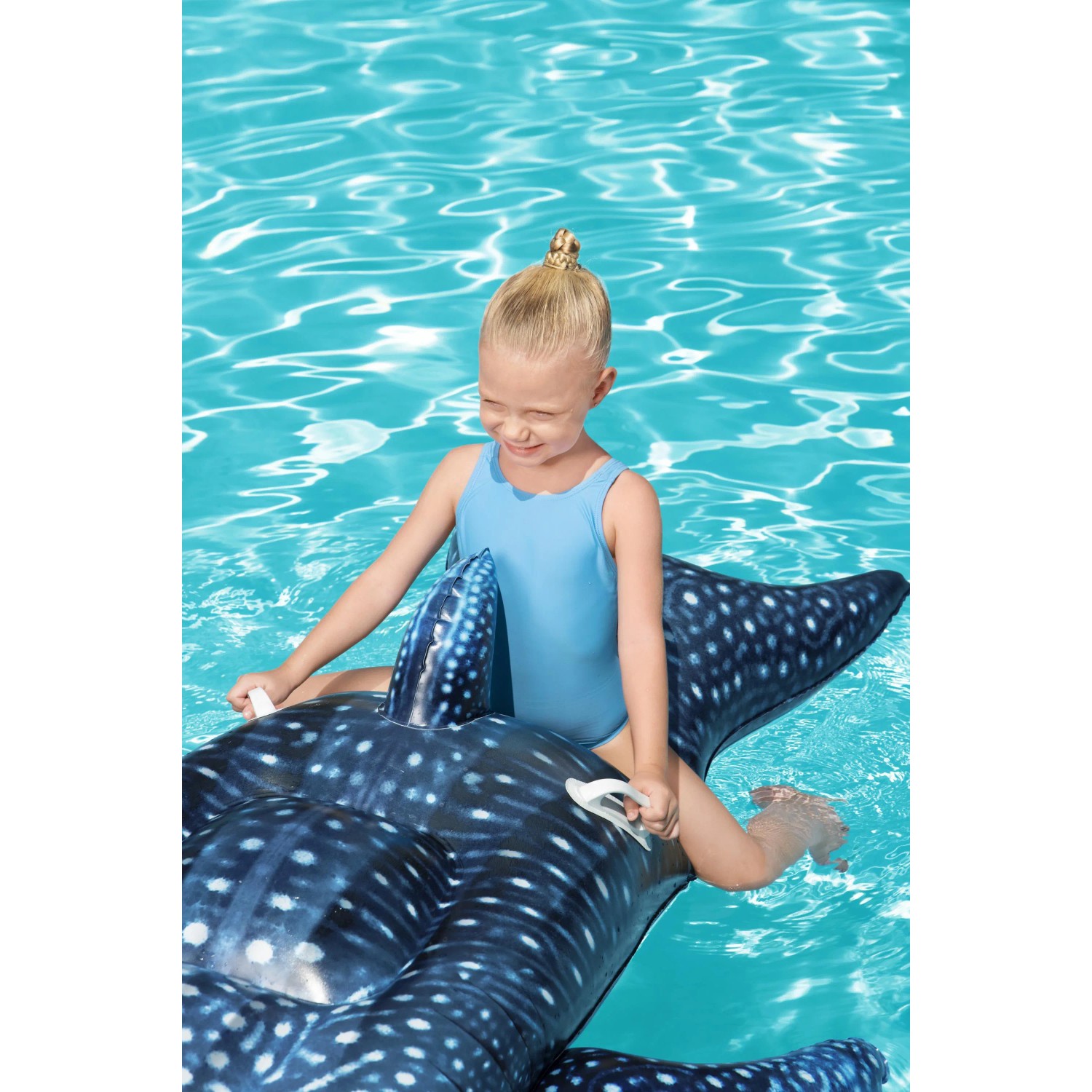 Kind auf Bestway Schwimmtier Walhai im Pool. Aufblasbarer Wal mit Haltegriffen für Wasserspaß.