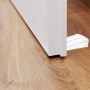 Transparenter Wagner Türkeil Standard unter einer Tür auf Holzboden. Türstopper aus Kunststoff, 80x30x15 mm.