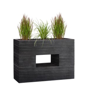 Anthrazitfarbener Pflanzwerk Pflanzkübel Vista Premium Groove 75 cm mit Pflanzen.