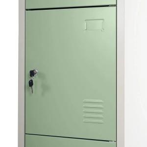 Grünes Metall-Schließfach mit Schlüssel, Lüftungsschlitzen und Etikettenhalter. Proregal Büroschrank.