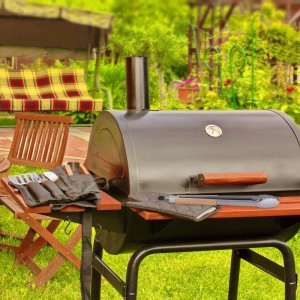 Grillzange von Relaxdays aus Edelstahl mit Holzgriff, silberfarben und feststellbar.