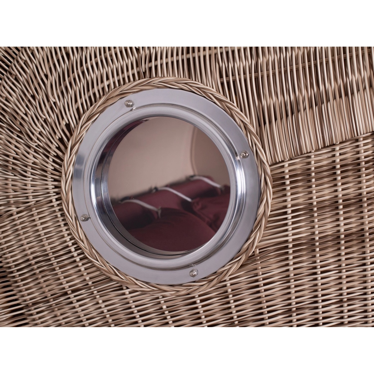 Detailansicht Strandkorb Rantum Grande Teak mit Bullauge und PE-Geflecht.