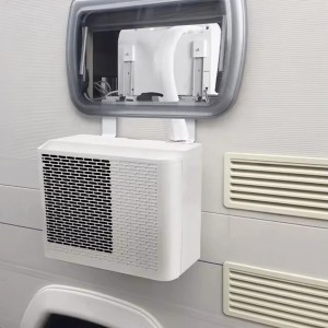 Sannover Kedros Mobile Klimaanlage, 1,5kW, am Fenster eines Wohnmobils montiert.