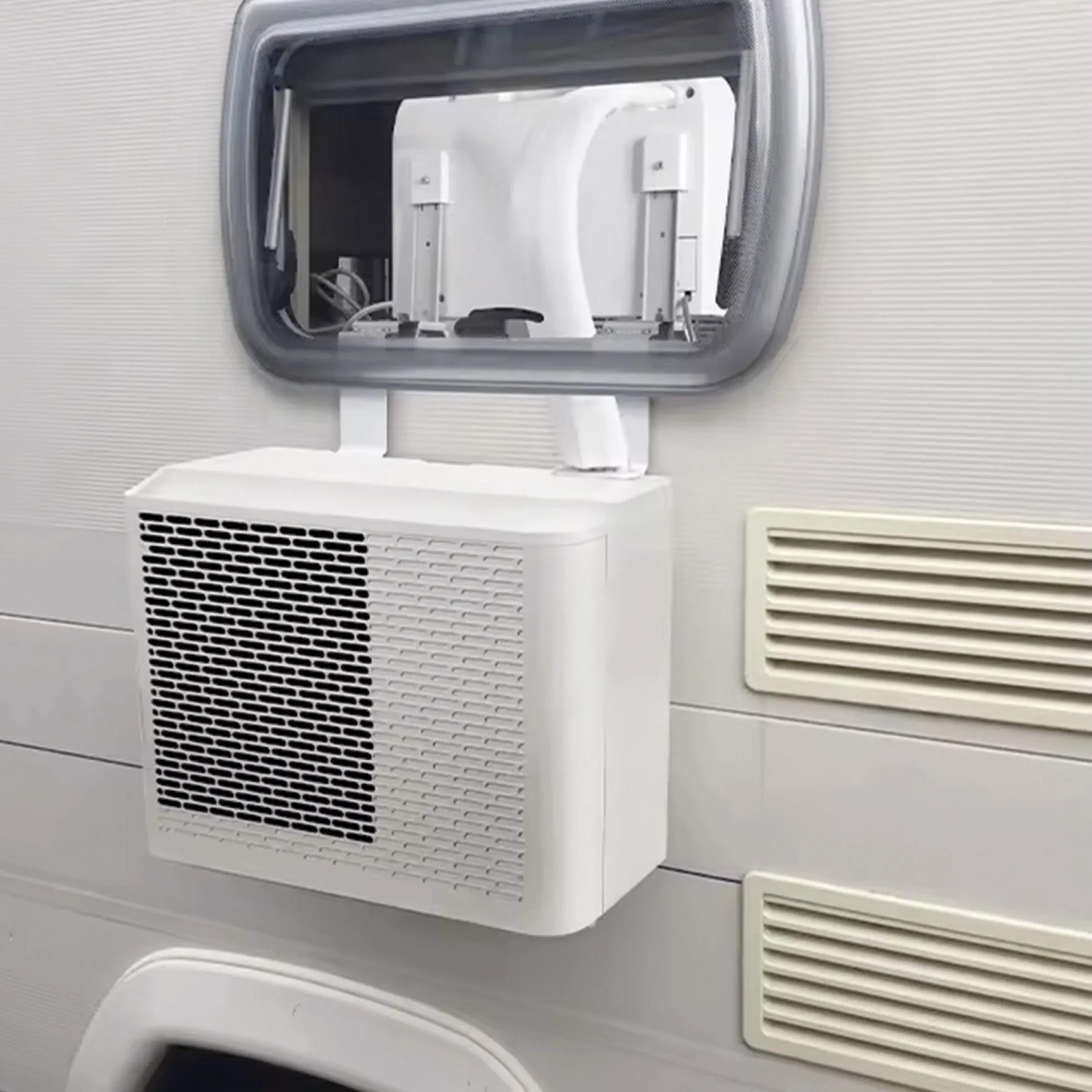 Sannover Kedros Mobile Klimaanlage, 1,5kW, am Fenster eines Wohnmobils montiert.