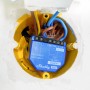 Blaues Shelly Relaismodul Gen3 Unterputz in gelber Wanddose mit Verkabelung.