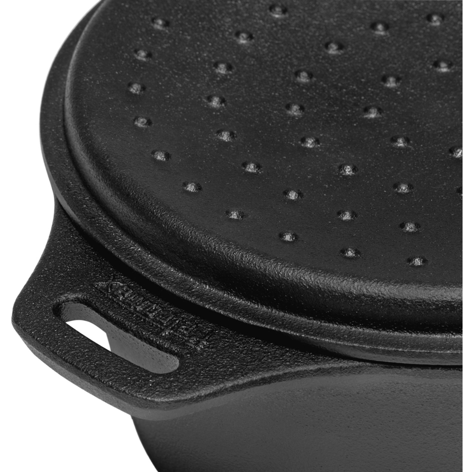 Petromax Kasserolle aus Gusseisen mit Deckel, Detailaufnahme des Deckels mit Aroma-Punkten.