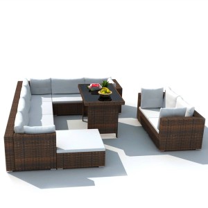Braunes 10-tlg. vidaXL Garten-Lounge-Set aus Rattan mit cremeweißen Auflagen und Tisch mit Glasplatte.