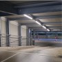 Eingeschaltete LED Feuchtraumleuchte (46W, 150cm) in Tiefgarage. Staub- und Strahlwasserschutz.