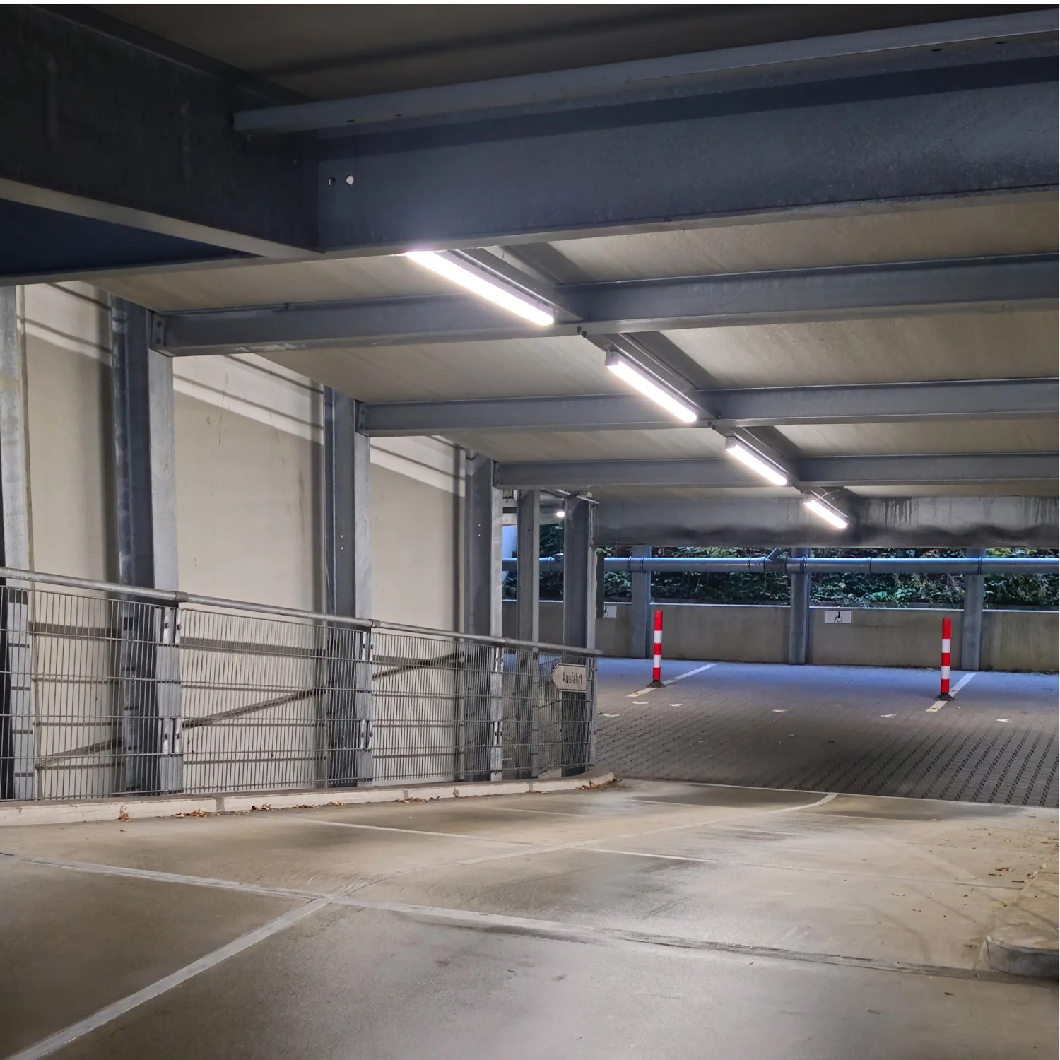 Eingeschaltete LED Feuchtraumleuchte (46W, 150cm) in Tiefgarage. Staub- und Strahlwasserschutz.