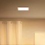 Quadratisches, weißes WiZ LED-Panel (30x30 cm) an der Decke, smarte tunable White Leuchte.