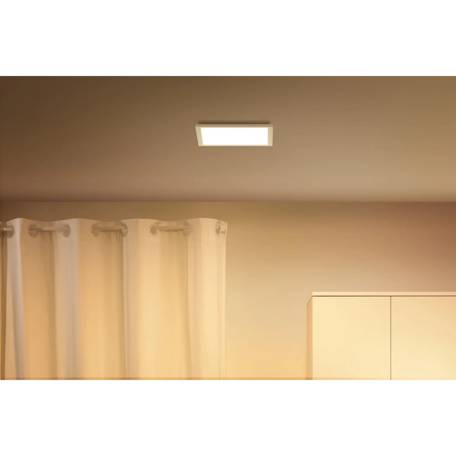 Quadratisches, weißes WiZ LED-Panel (30x30 cm) an der Decke, smarte tunable White Leuchte.
