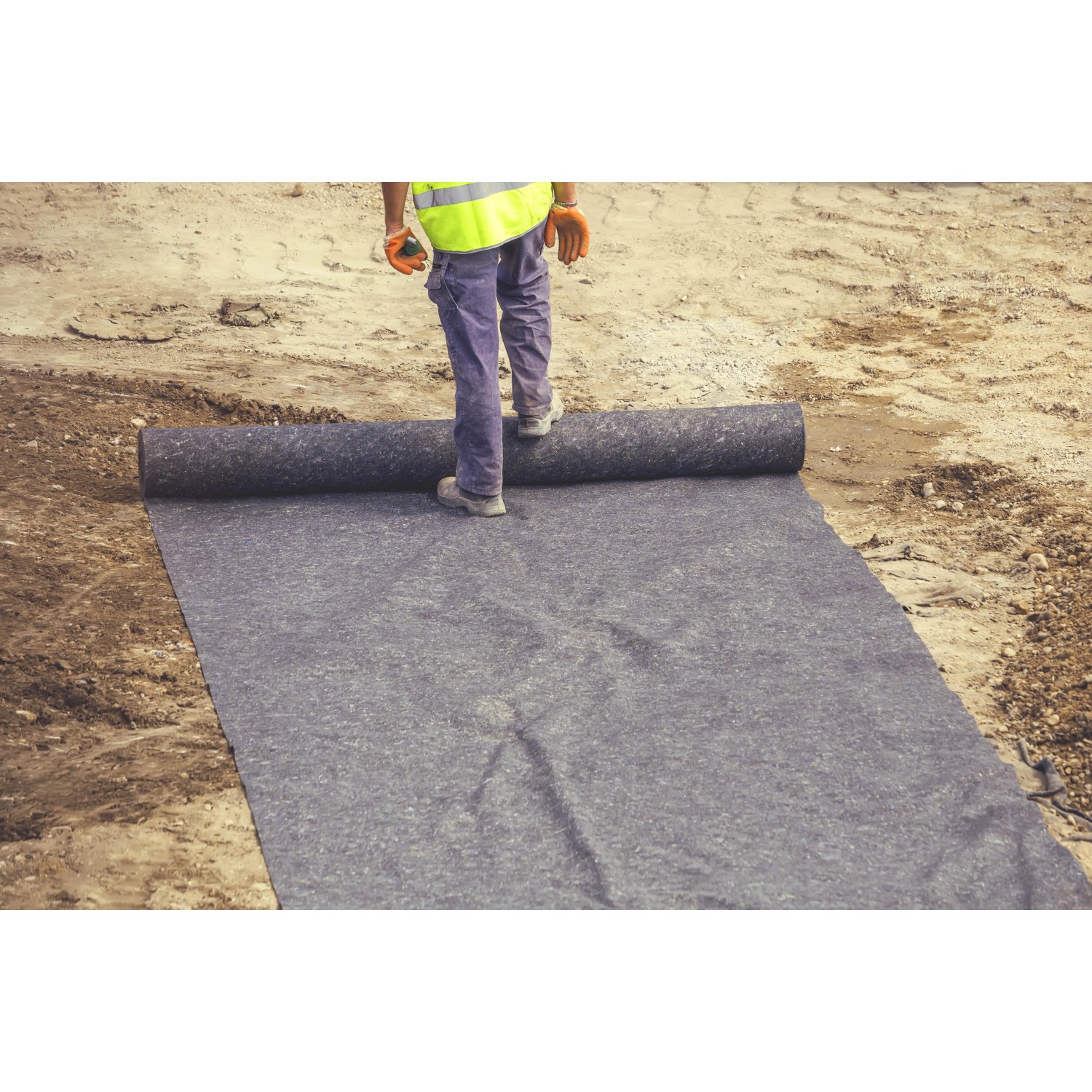 Aquagart Teichvlies 500g, 56m² Rolle wird ausgerollt. Schutzvlies für Teichfolien.