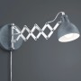 Reality LED-Wandleuchte Scissor in Betonfarbig mit verstellbarem Metallarm.
