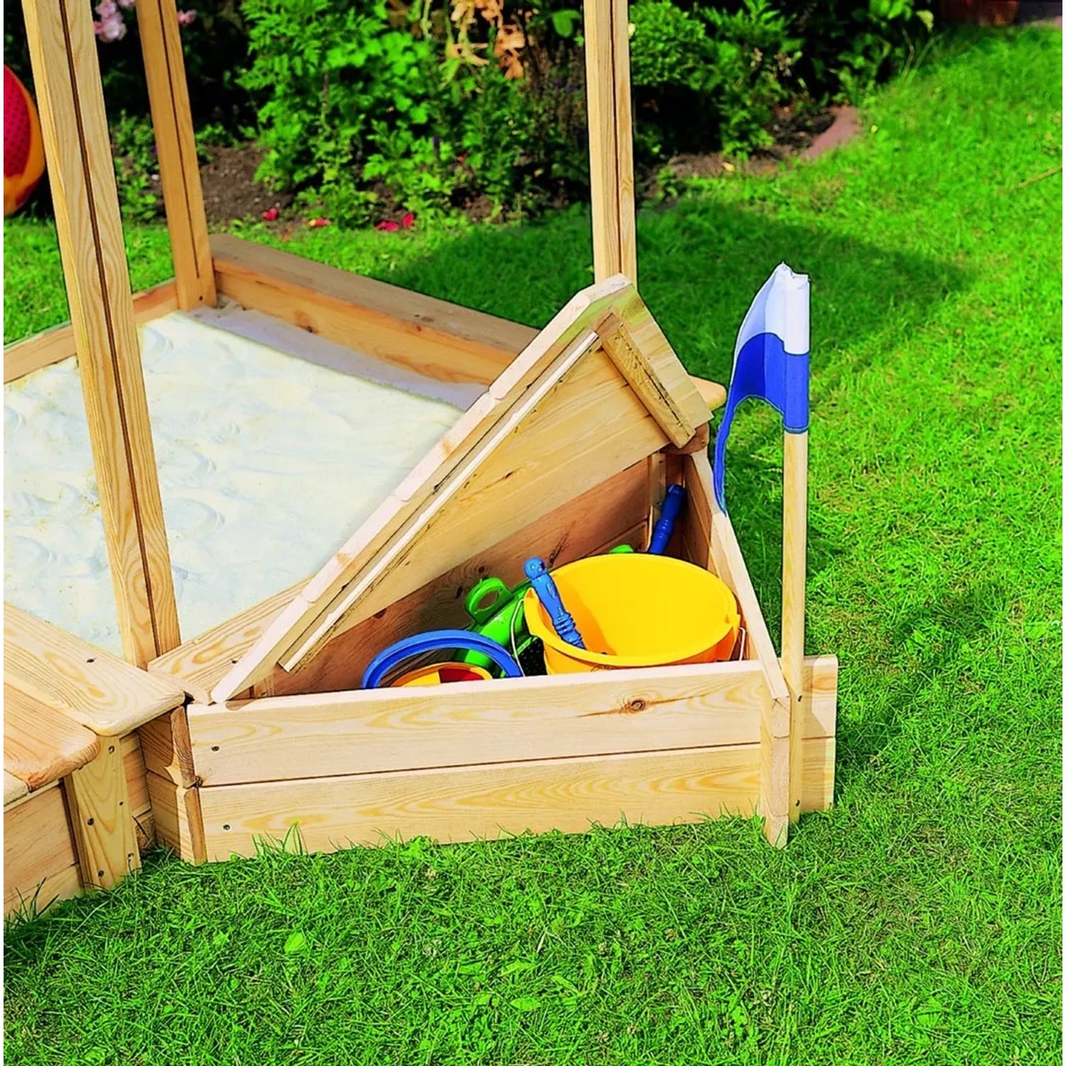 Promadino Sitzbox und Bugbox Zubehör am Sandkasten Peter mit Spielzeug.