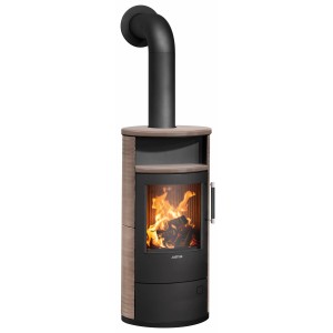 Justus Island 5 Kaminofen, Keramik Schwarz-Grappa, 5 kW. Zeitbrandofen mit Scheibe und Holzfeuer.