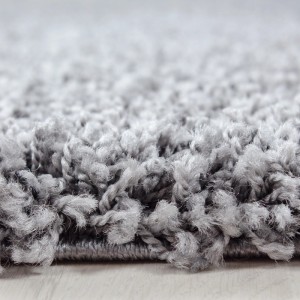Detailaufnahme: Hellgrauer Ayyildiz Hochflorteppich (80x150 cm) mit flauschigem Flor.