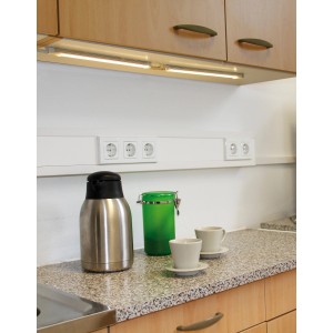 REV Ritter LED Unterbauleuchte XS 60cm Silber in Küche mit Deko.