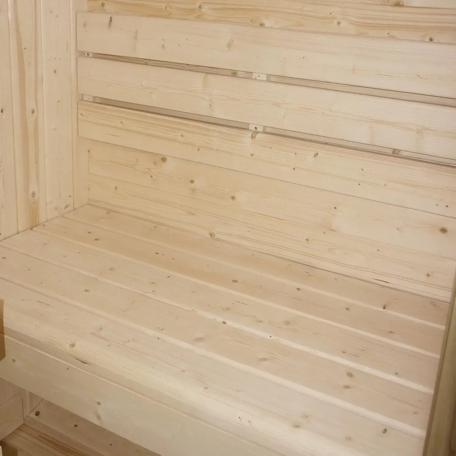 Innenansicht Artsauna Cube Fasssauna Nolvik M: Saunabänke aus hellem Fichtenholz.