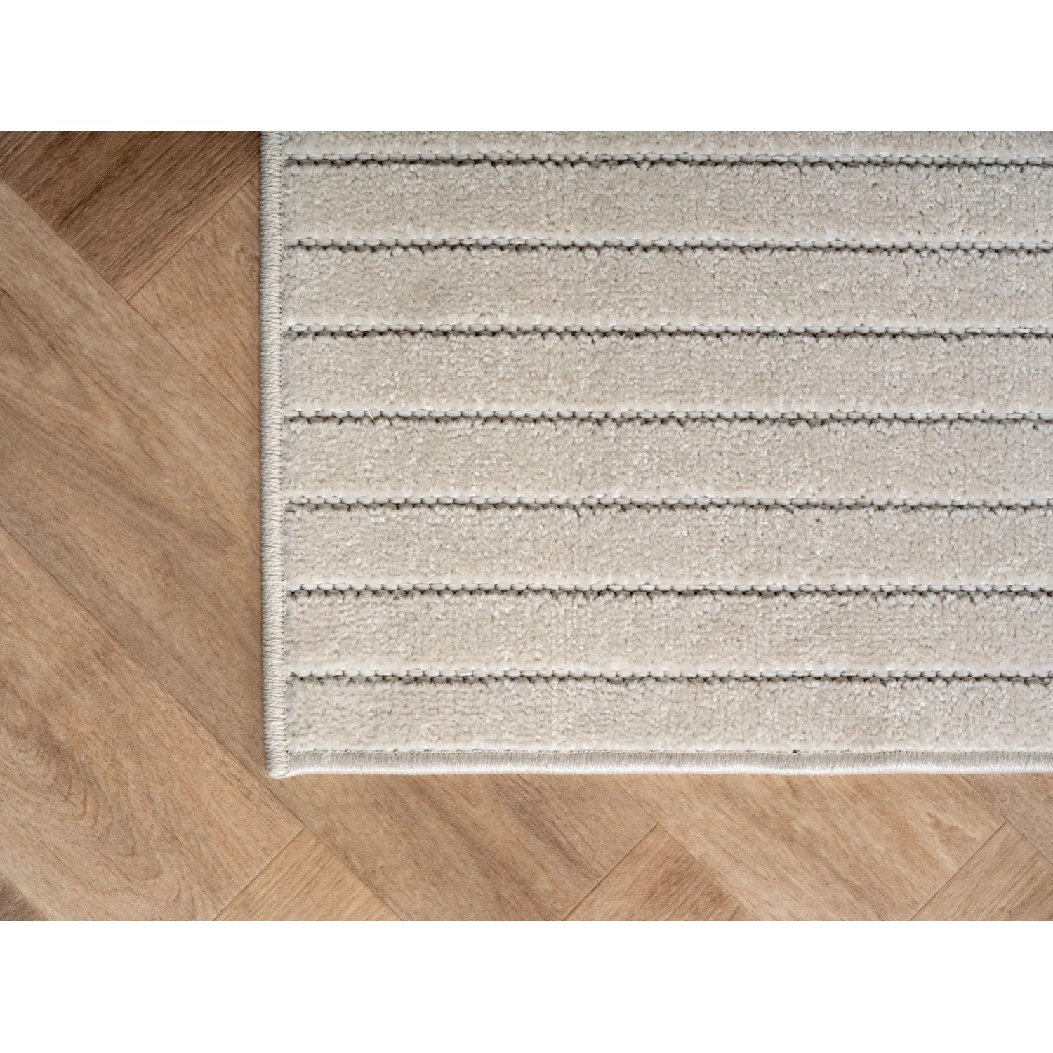 Ayyildiz Kurzflorteppich Nova 1201 Creme, Ø 120 cm, mit dezenten Streifen auf Holzboden.