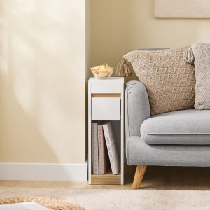 Schmaler, weißer SoBuy Nachttisch FBT163-WN mit Schublade und offenem Fach neben einem Sofa.