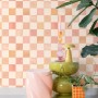 ESTAhome Vliestapete mit beigem, orangefarbenem und rosa Karomuster. Dekorative Wandgestaltung für moderne Wohnräume.