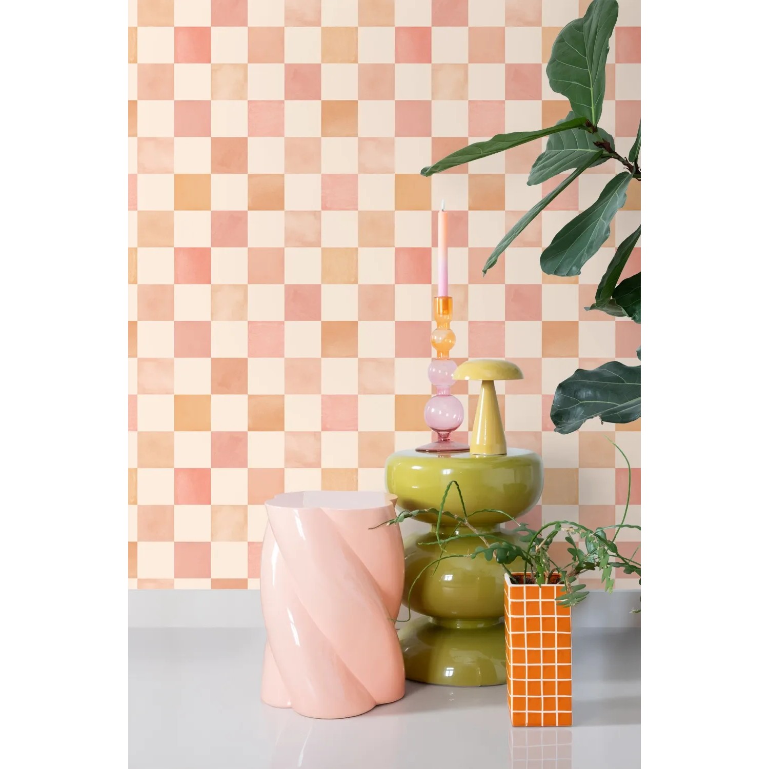 ESTAhome Vliestapete mit beigem, orangefarbenem und rosa Karomuster. Dekorative Wandgestaltung für moderne Wohnräume.