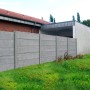 Graue Betonzaun-Platte (200x38,5x3 cm) als Sichtschutz im Garten.