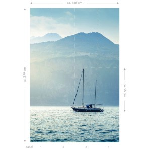ESTAhome Fototapete: Blaues Segelboot auf ruhigem Wasser vor Bergkulisse.