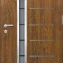 Moderne Splendoor Haustür Berlin Prime in Nussbaum mit Glaseinsatz und Edelstahlapplikationen.