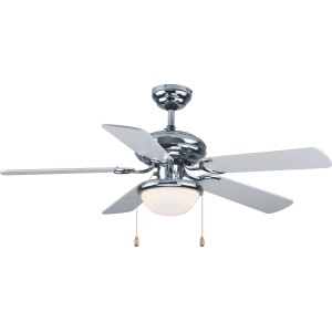 Chromfarbener VLC Deckenventilator (Ø 107 cm) mit Lampe und Kettenzug.