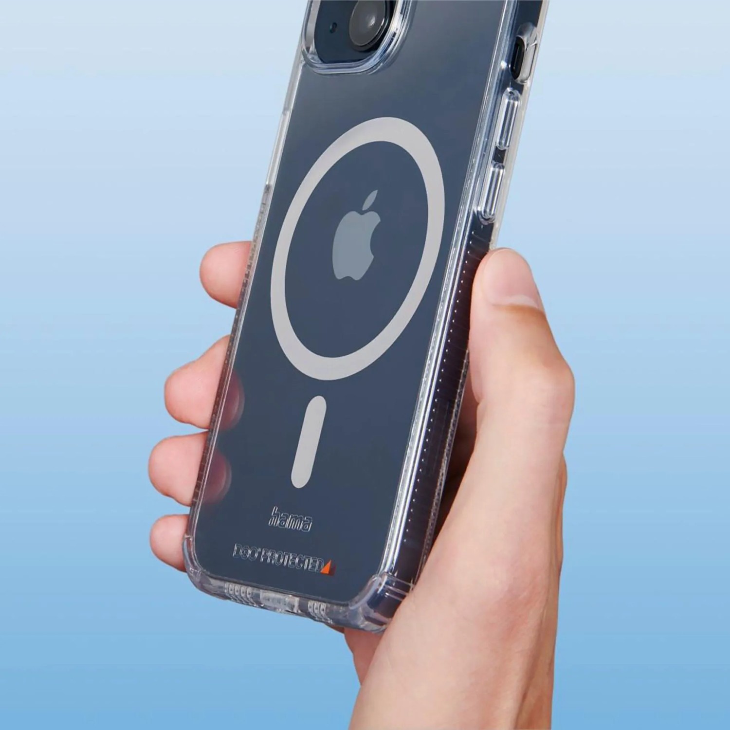 Transparente Hama MagCase Extreme Protect Handyhülle für Apple iPhone 15 mit MagSafe Ring, von Hand gehalten.